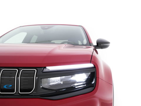 Jeep Avenger Summit 54 kWh [ 3-Fase ] {SOH-95%} (INCL-BTW) *HEATPUMP | LEATHER-MICROFIBRE | FULL-LED | ADAPTIVE-CRUISE | BLIND-SPOT | CAMERA | DIGI-COCKPIT | NAVI-FULLMAP | HEATED-COMFORTSEATS | ECC | AMBIENT-LIGHT | PDC | CARPLAY | CRUISE