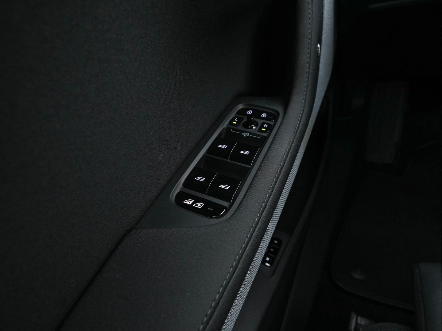 Polestar 2 Long Range Dual Motor Launch Edition 78kWh [ 3-Fase-11kW ] {SOH-91%} (INCL.BTW) Aut.*PANO | NAVI-FULLMAP | FULL-LED | ADAPTIVE-CRUISE | BLINDSPOT | TOPVIEW | KEYLESS | LANE-ASSIST | DIGI-COCKPIT | CARPLAY | DAB+ | HEATED-SPORTSEATS | CAMERA | MEMORY-PACK