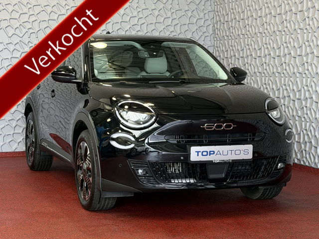 Fiat 600 - 1.2 HYBRID LA PRIMA ELEK.KLEP 18''LMV LEER MASSAGE ELEK.STOEL CAMERA CARPLAY ADAP.CRUISE STOELVERW. ✅ Top Auto Fiat Wijchen , 30 Jaar ervaring in Fiat , Wij leveren de : Icon / La Prima / Pop / Sport . Urban / Benzine / Hybrid . Met Fabrieksgarantie ✅