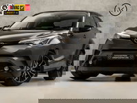 Toyota C-HR - 1.8 Hybrid Sport Automaat (NAVIGATIE, CAMERA, STOELVERWARMING, GETINT GLAS, SPORTSTOELEN, XENON, ADAPTIVE CRUISE, ZWART HEMEL, NIEUWSTAAT)