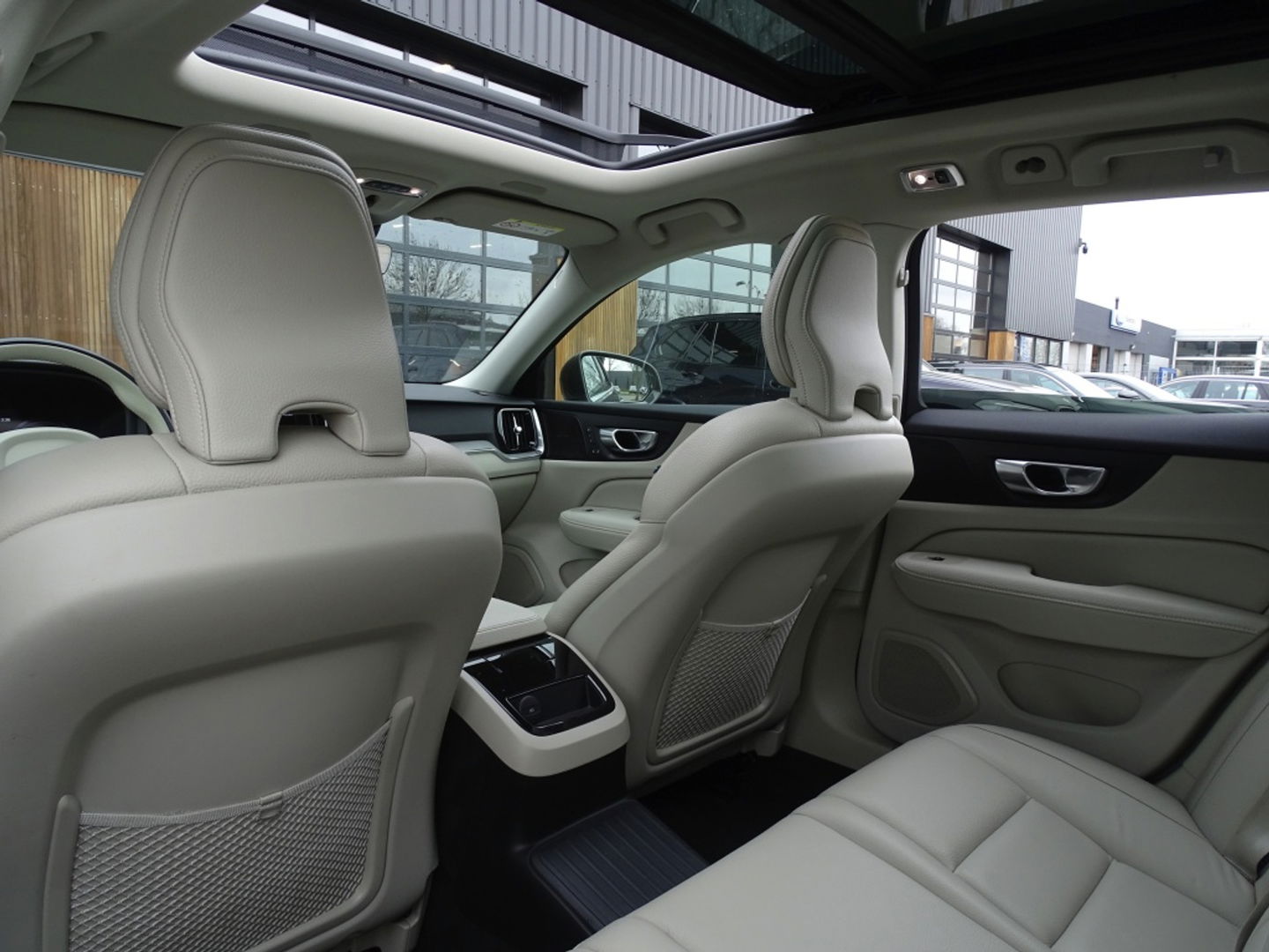 Volvo V60 2.0 T6 340PK AWD / R-Design / Inscription / LED