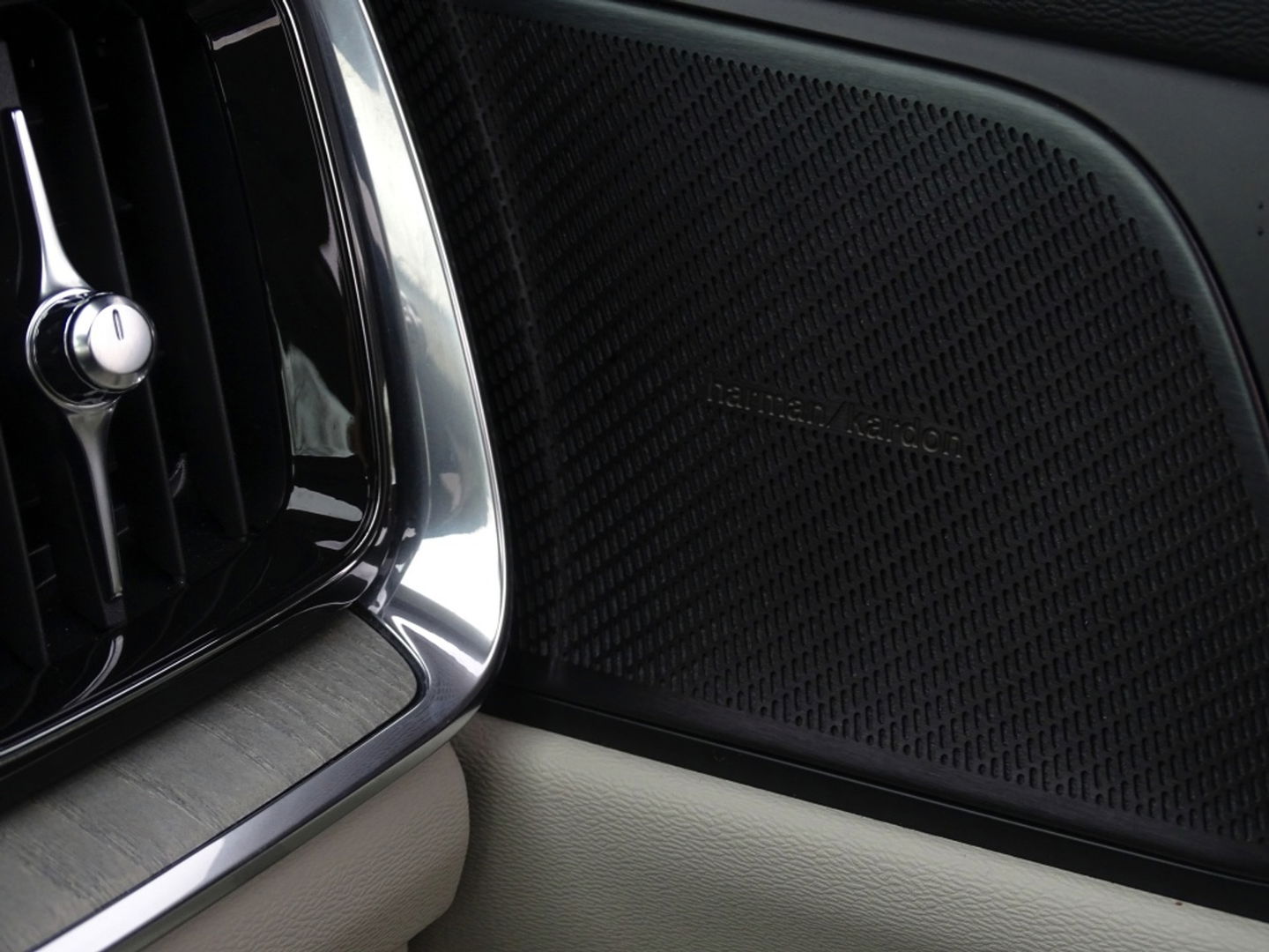 Volvo V60 2.0 T6 340PK AWD / R-Design / Inscription / LED