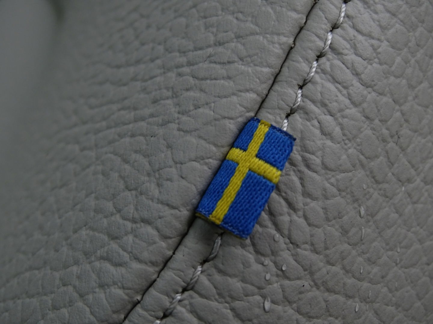 Volvo V60 2.0 T6 340PK AWD / R-Design / Inscription / LED