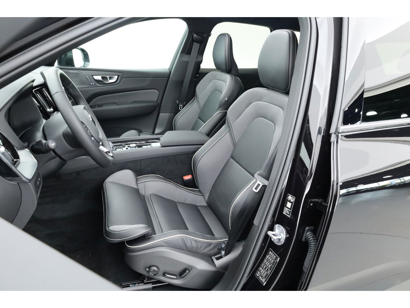 Volvo XC60 2.0 T6 Plug-in hybrid AWD Ultra Black Edition | Facelift | Pano | HUD | 360cam | Harman Kardon | Memory seats | Pilot Assist |