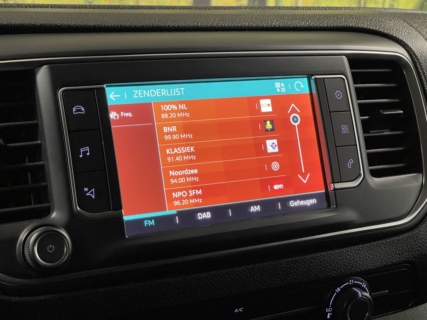 Citroën Jumpy 1.5 BlueHDI 100 M Club | Bijrijdersbank | Apple Carplay | Cruise Control | DAB | Airconditioning | Navigatie | Start/Stop Systeem |