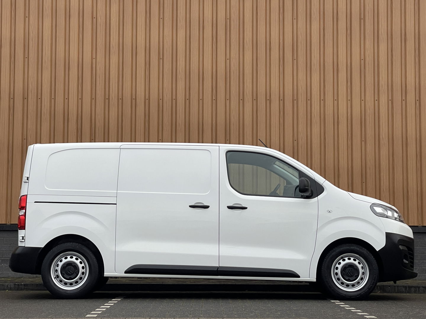 Citroën Jumpy 1.5 BlueHDI 100 M Club | Bijrijdersbank | Apple Carplay | Cruise Control | DAB | Airconditioning | Navigatie | Start/Stop Systeem |