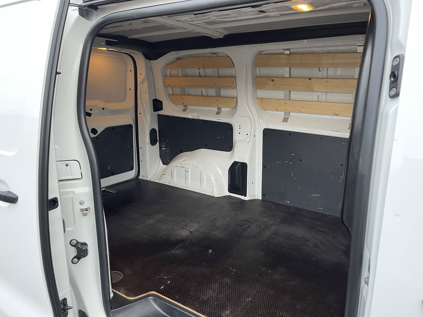 Citroën Jumpy 1.5 BlueHDI 100 M Club | Bijrijdersbank | Apple Carplay | Cruise Control | DAB | Airconditioning | Navigatie | Start/Stop Systeem |