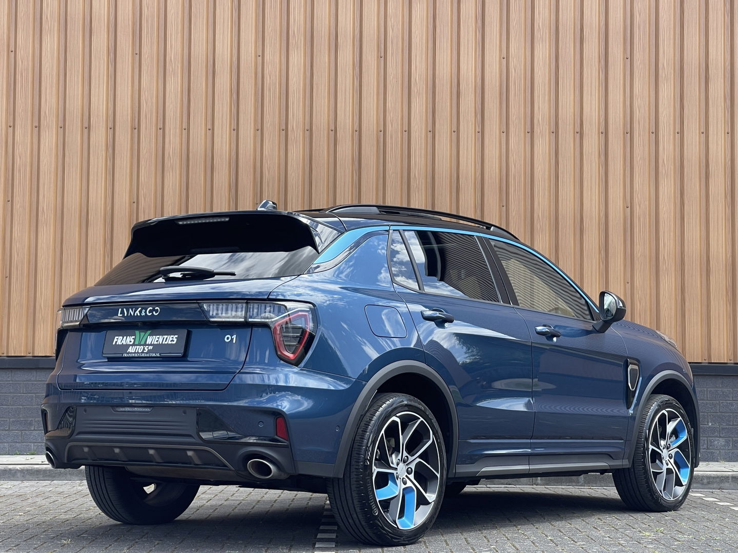 Lynk & Co 01 1.5 | Nieuw! | Trekhaak | Panoramadak | 360° graden camera | Adaptive Cruise Control | Keyless | Elektrische Bestuurdersstoel + Geheugen | Parkeersensoren | Apple Carplay | Android Auto | Infinit