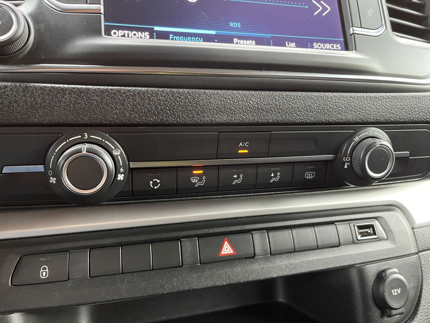 Peugeot Expert Traveller 8P 2.0 BlueHDi 150 Business Long S&S | Exportprijs | Cruise Control | Parkeersensoren Achter | Apple Carplay/Android Auto | Navigatie | Airconditioning | Bluetooth |