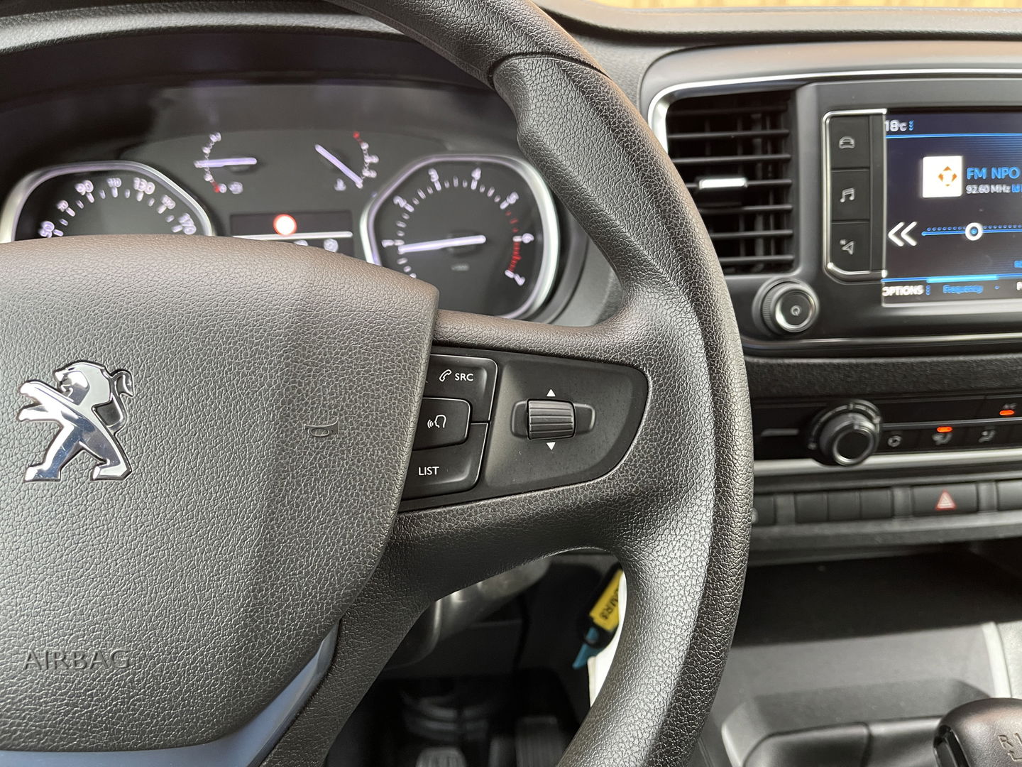 Peugeot Expert Traveller 8P 2.0 BlueHDi 150 Business Long S&S | Exportprijs | Cruise Control | Parkeersensoren Achter | Apple Carplay/Android Auto | Navigatie | Airconditioning | Bluetooth |