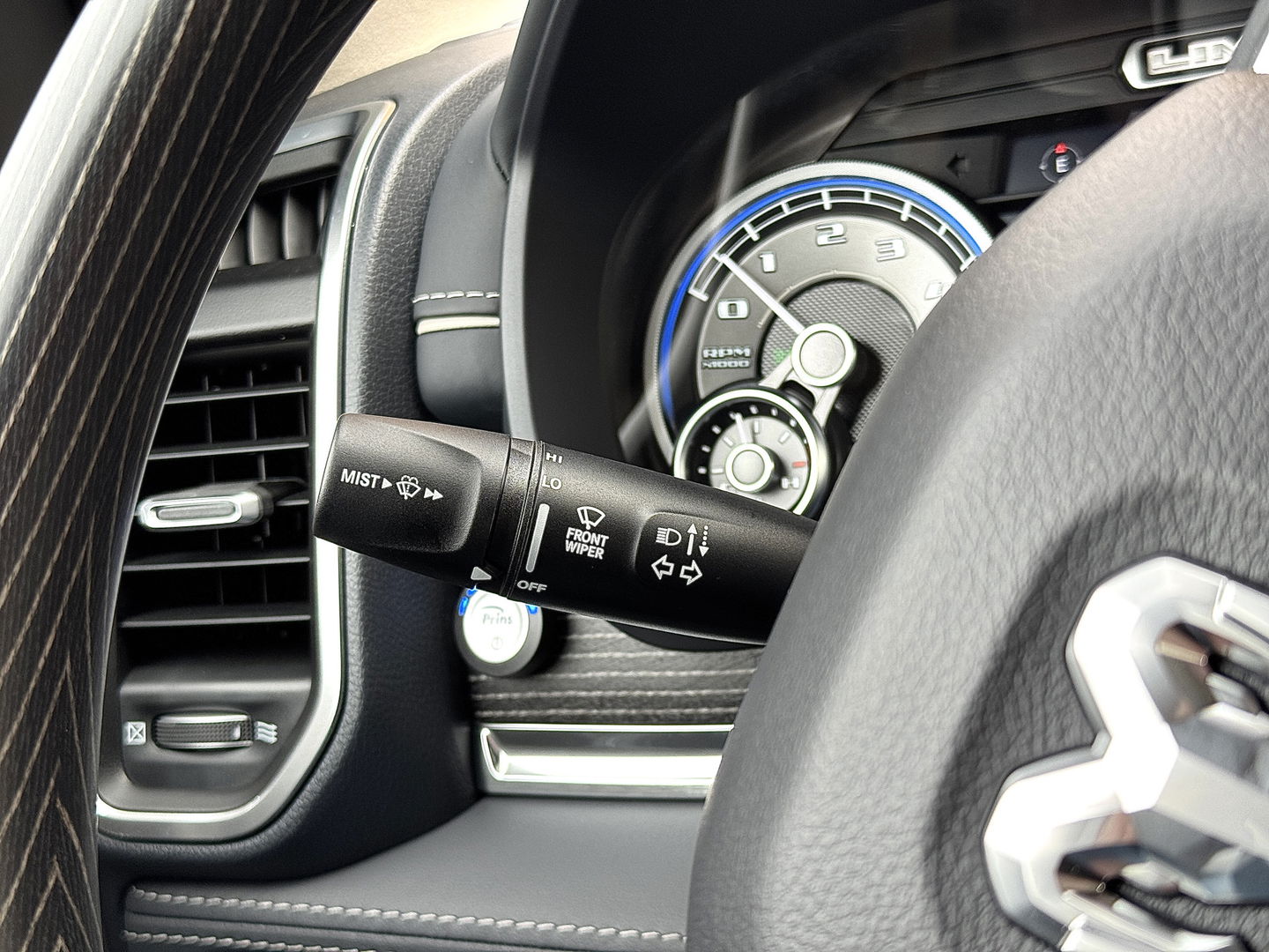 Dodge Ram 1500 5.7 V8 4x4 Crew Cab Limited | Luchtvering | LPG | Harman/Kardon | Panoramadak | 22" Lichtmetaal | Stoelventilatie / verwarming | Stuurwielverwarming | 360° Camera | Spiegel Camera |