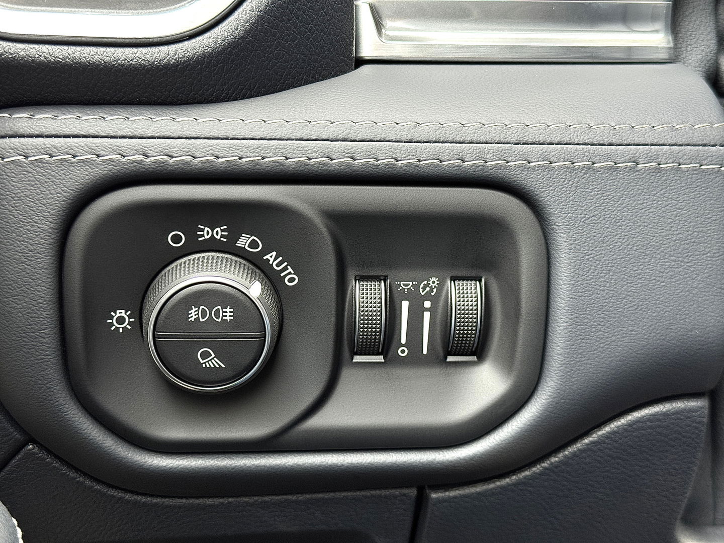 Dodge Ram 1500 5.7 V8 4x4 Crew Cab Limited | Luchtvering | LPG | Harman/Kardon | Panoramadak | 22" Lichtmetaal | Stoelventilatie / verwarming | Stuurwielverwarming | 360° Camera | Spiegel Camera |