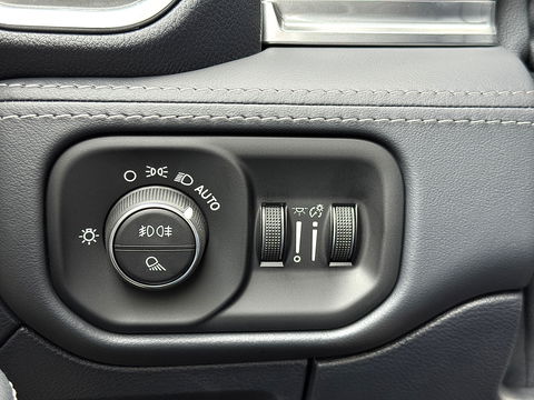 Dodge Ram 1500 5.7 V8 4x4 Crew Cab Limited | Luchtvering | LPG | Harman/Kardon | Panoramadak | 22" Lichtmetaal | Stoelventilatie / verwarming | Stuurwielverwarming | 360° Camera | Spiegel Camera |