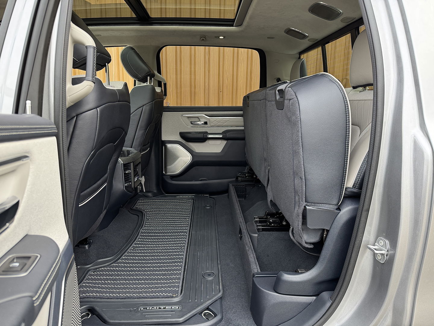 Dodge Ram 1500 5.7 V8 4x4 Crew Cab Limited | Luchtvering | LPG | Harman/Kardon | Panoramadak | 22" Lichtmetaal | Stoelventilatie / verwarming | Stuurwielverwarming | 360° Camera | Spiegel Camera |