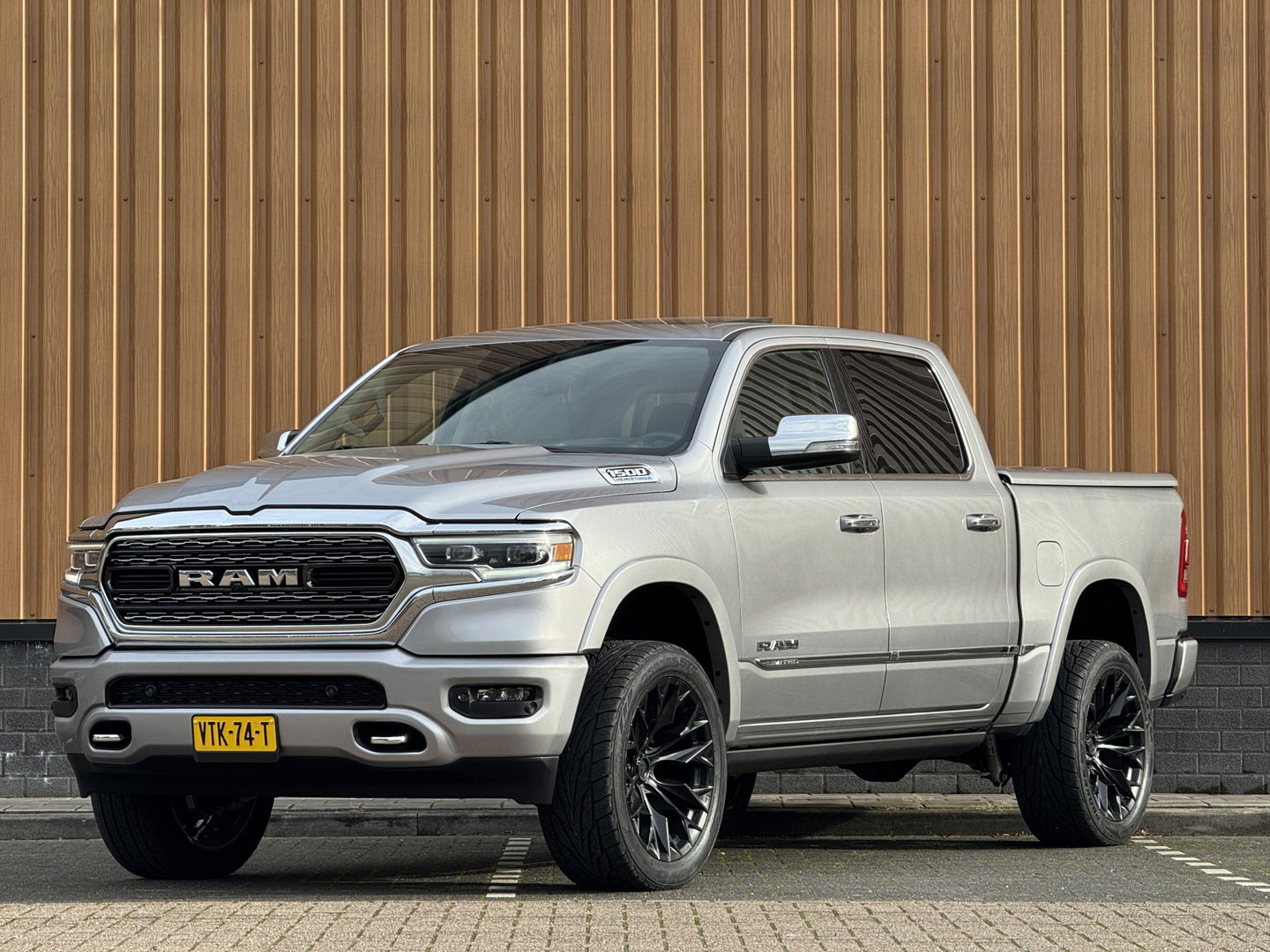 Dodge Ram 1500 5.7 V8 4x4 Crew Cab Limited | Luchtvering | LPG | Harman/Kardon | Panoramadak | 22" Lichtmetaal | Stoelventilatie / verwarming | Stuurwielverwarming | 360° Camera | Spiegel Camera |