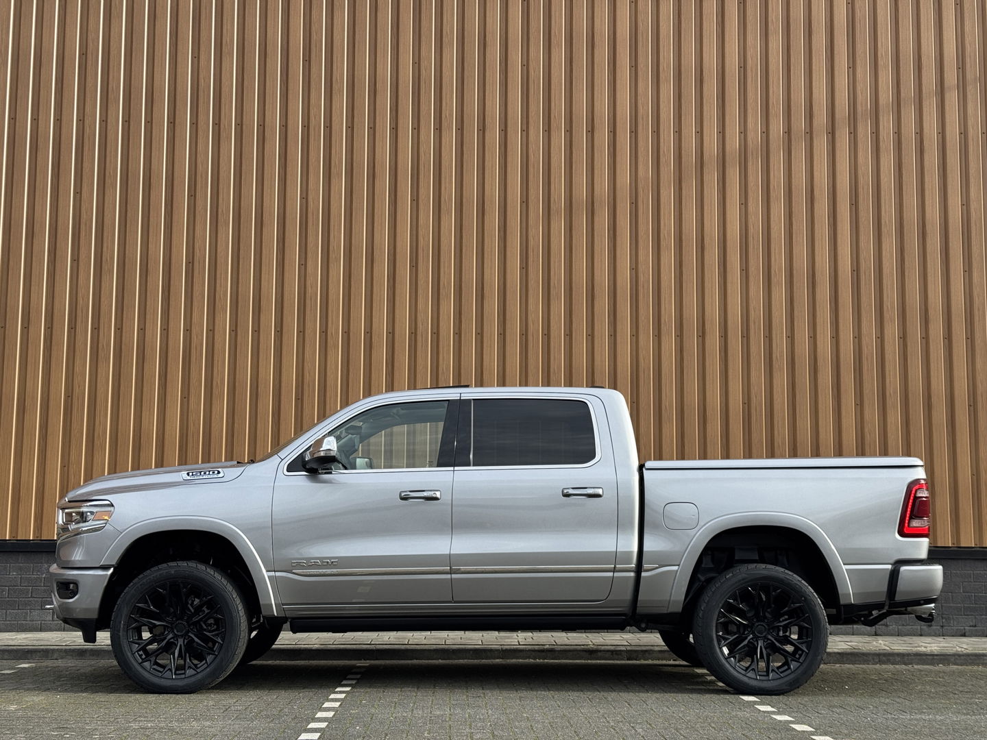 Dodge Ram 1500 5.7 V8 4x4 Crew Cab Limited | Luchtvering | LPG | Harman/Kardon | Panoramadak | 22" Lichtmetaal | Stoelventilatie / verwarming | Stuurwielverwarming | 360° Camera | Spiegel Camera |