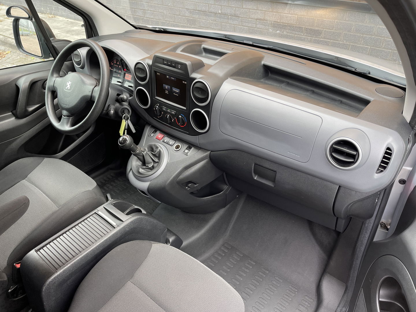 Peugeot Partner 1.6 BlueHDi 75 L1 Premium | Marge | Apple Carplay | Dealer Onderhouden | Airconditioning | Cruise Control | Navigatie | Radio | Elektrische Ramen |