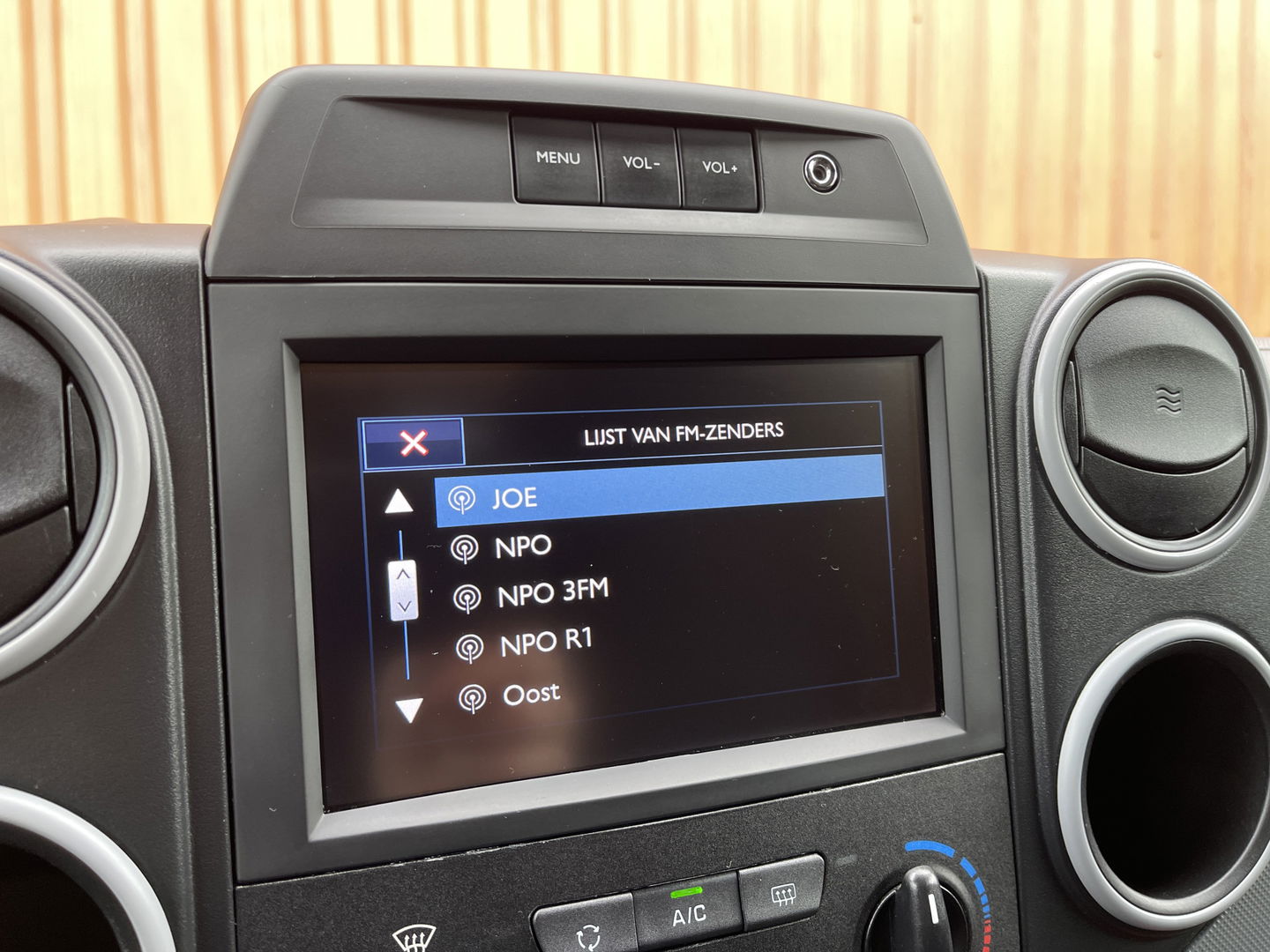 Peugeot Partner 1.6 BlueHDi 75 L1 Premium | Marge | Apple Carplay | Dealer Onderhouden | Airconditioning | Cruise Control | Navigatie | Radio | Elektrische Ramen |