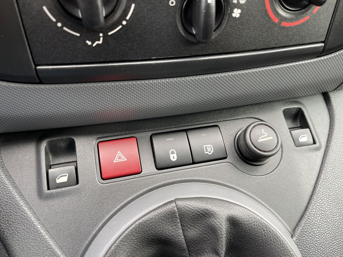 Peugeot Partner 1.6 BlueHDi 75 L1 Premium | Marge | Apple Carplay | Dealer Onderhouden | Airconditioning | Cruise Control | Navigatie | Radio | Elektrische Ramen |