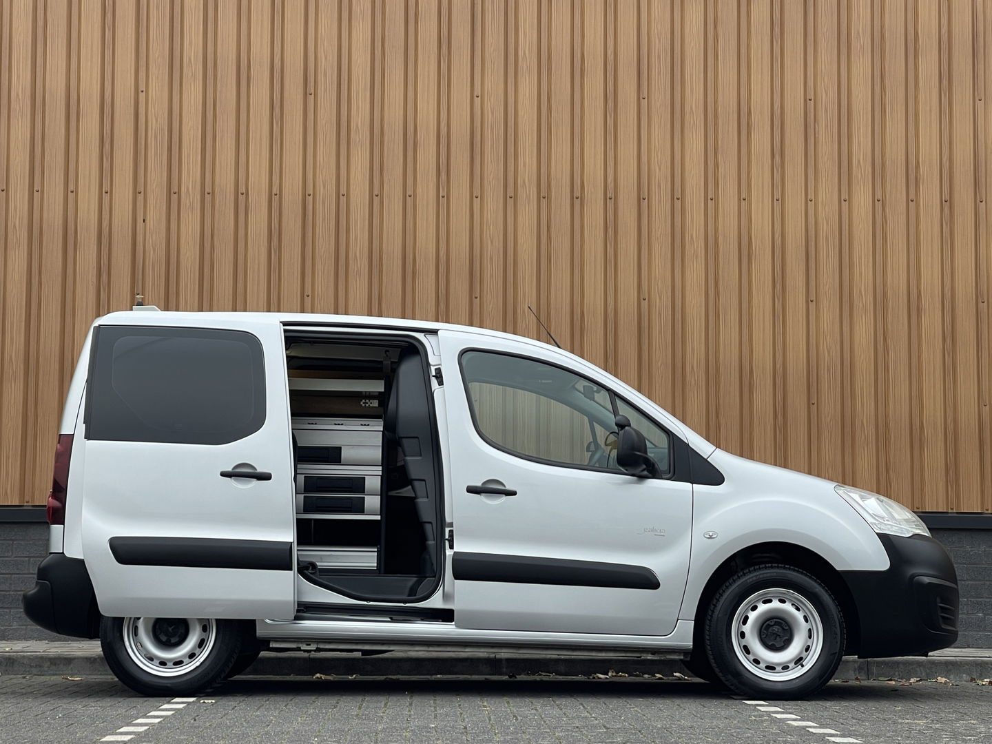 Peugeot Partner 1.6 BlueHDi 75 L1 Premium | Marge | Apple Carplay | Dealer Onderhouden | Airconditioning | Cruise Control | Navigatie | Radio | Elektrische Ramen |