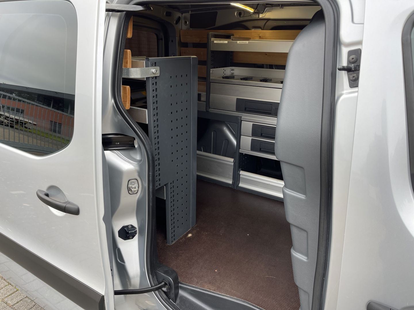 Peugeot Partner 1.6 BlueHDi 75 L1 Premium | Marge | Apple Carplay | Dealer Onderhouden | Airconditioning | Cruise Control | Navigatie | Radio | Elektrische Ramen |