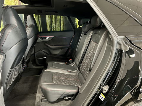 Audi RS Q8 4.0 TFSI RS Q8 quattro | Carbon Optiek Pakket | Dynamic Plus | Keramisch | 23'' lichtmetaal | Panoramadak | Massage | 600 Pk! | Head-up display | Trekhaak | Bang & Olufson |