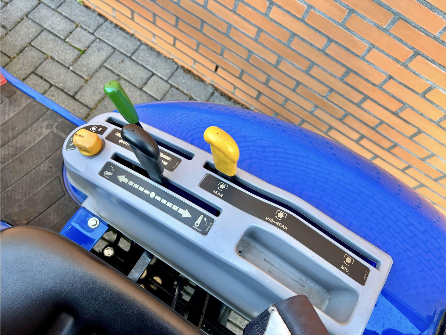 New Holland Boomer 25 | Aftak as voor + achter | Hefinrichting | 4WD | Differentieel slot | Cruise control | 58 uur | nieuw staat | trekhaak |