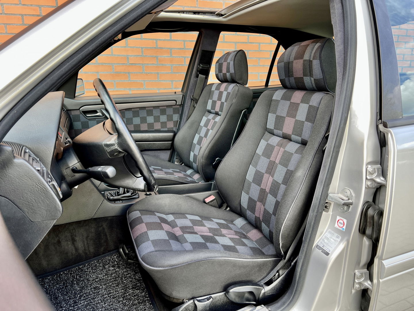 Mercedes-Benz C-Klasse 180 Sport | Schuif - Kanteldak | Stoelverwarming | Parkeersensoren | Elektrische Ramen | Elektrische Spiegels |