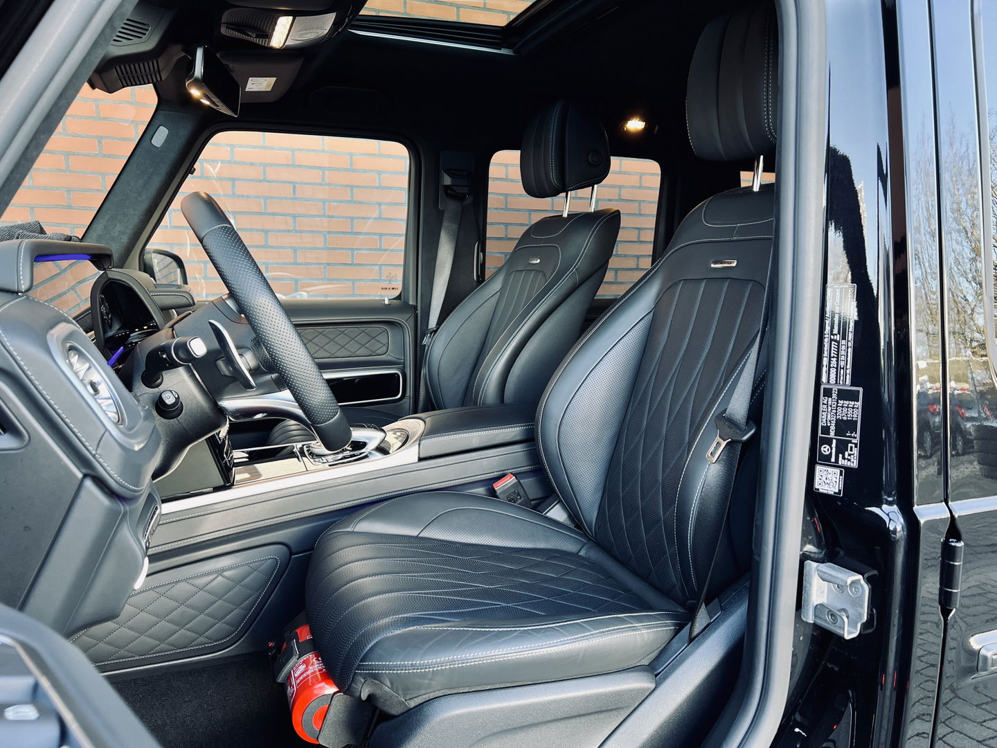 Mercedes-Benz G-Klasse 63 AMG Premium Plus | V8 | Burmester | 22" Lichtmetaal | Lederen bekleding | Massage | Widescreen | Alcantara hemelbekleding | Schuif/kantel dak |