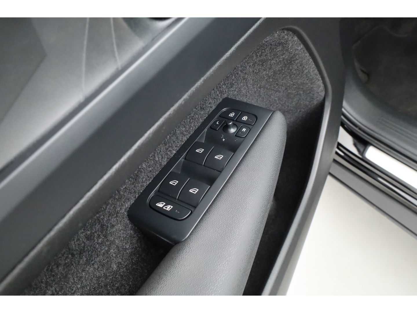 Volvo XC40 Recharge Plus | 70 kWh | 425 Km | ACC | Blis | Camera | Stoel & stuur Verwarming | Carplay |