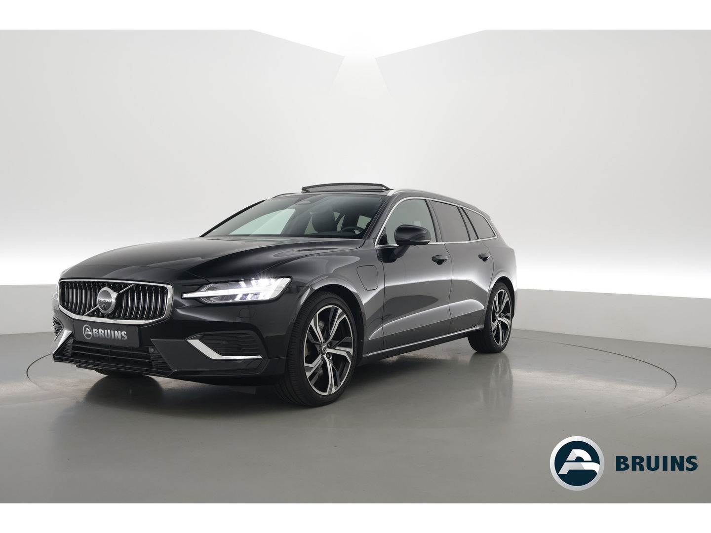 Volvo V60 2.0 T6 Plug-in hybrid AWD Plus Bright | Long Range | Pano-dak | Trekhaak | Sport stoelen | H&K Audio | 360 cam | AcC
