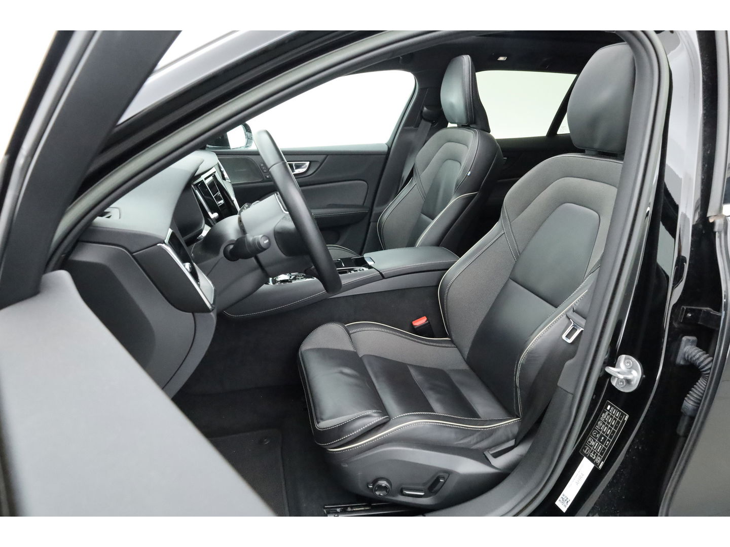 Volvo V60 2.0 T6 Plug-in hybrid AWD Plus Bright | Long Range | Pano-dak | Trekhaak | Sport stoelen | H&K Audio | 360 cam | AcC