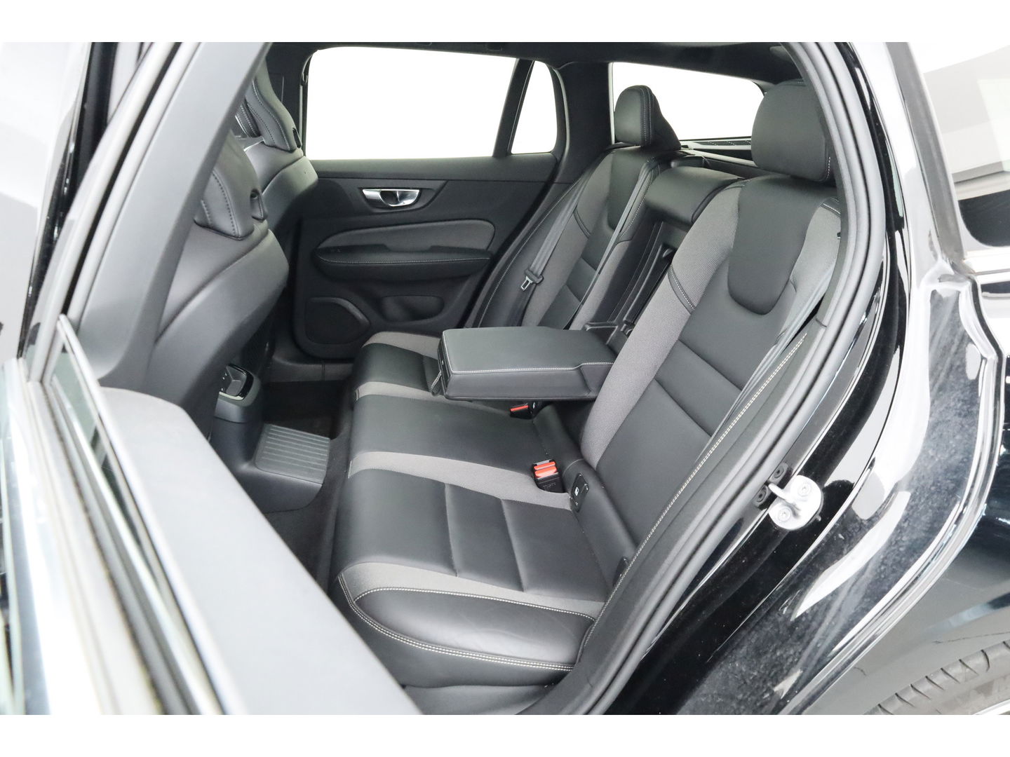 Volvo V60 2.0 T6 Plug-in hybrid AWD Plus Bright | Long Range | Pano-dak | Trekhaak | Sport stoelen | H&K Audio | 360 cam | AcC