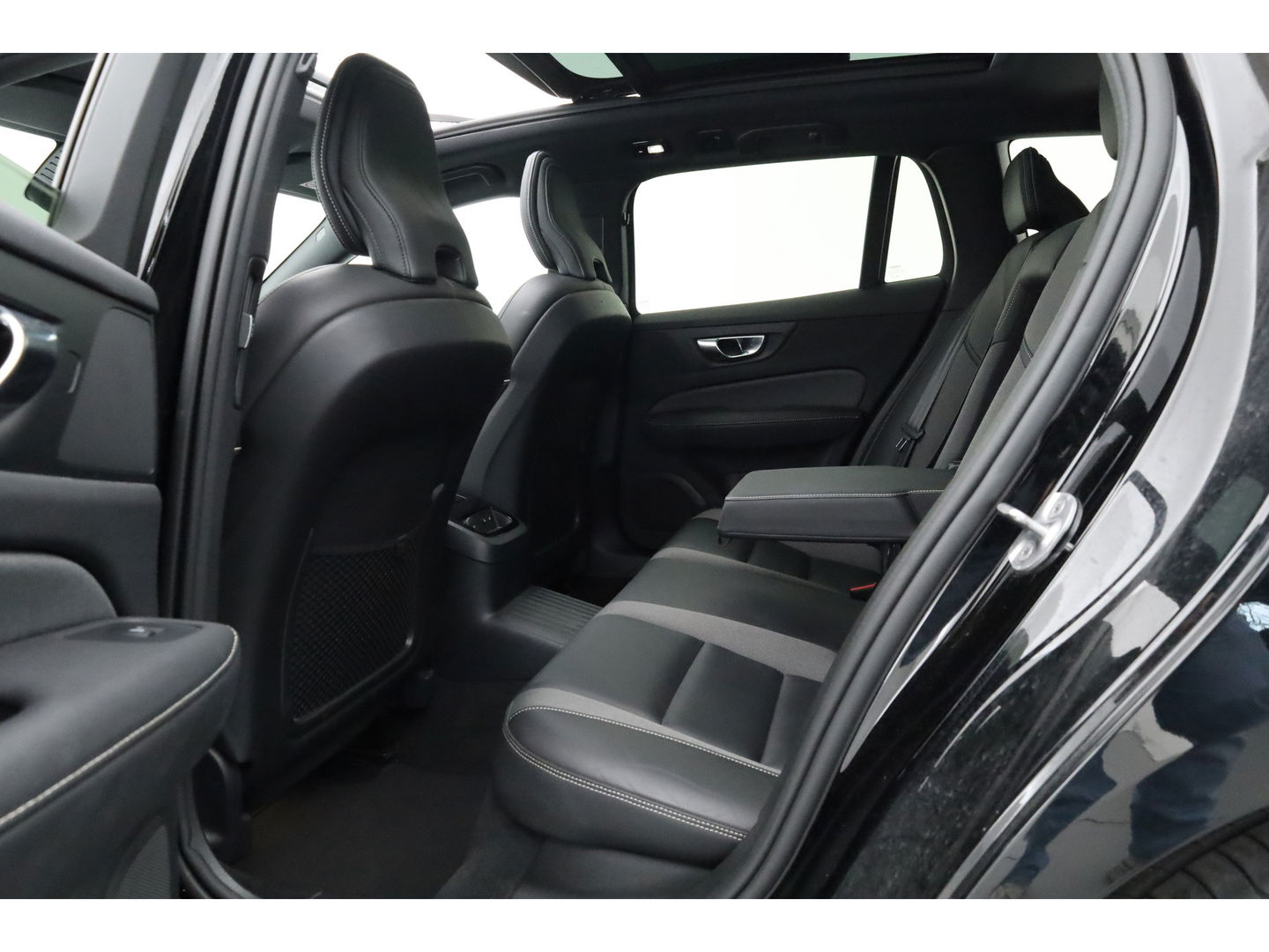 Volvo V60 2.0 T6 Plug-in hybrid AWD Plus Bright | Long Range | Pano-dak | Trekhaak | Sport stoelen | H&K Audio | 360 cam | AcC