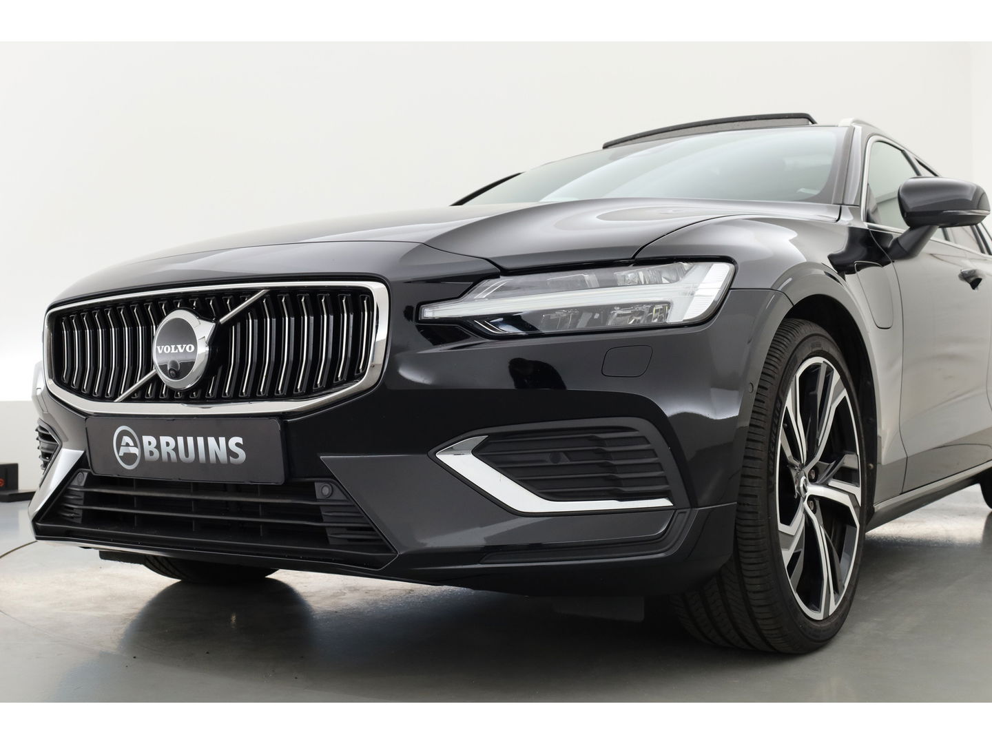Volvo V60 2.0 T6 Plug-in hybrid AWD Plus Bright | Long Range | Pano-dak | Trekhaak | Sport stoelen | H&K Audio | 360 cam | AcC