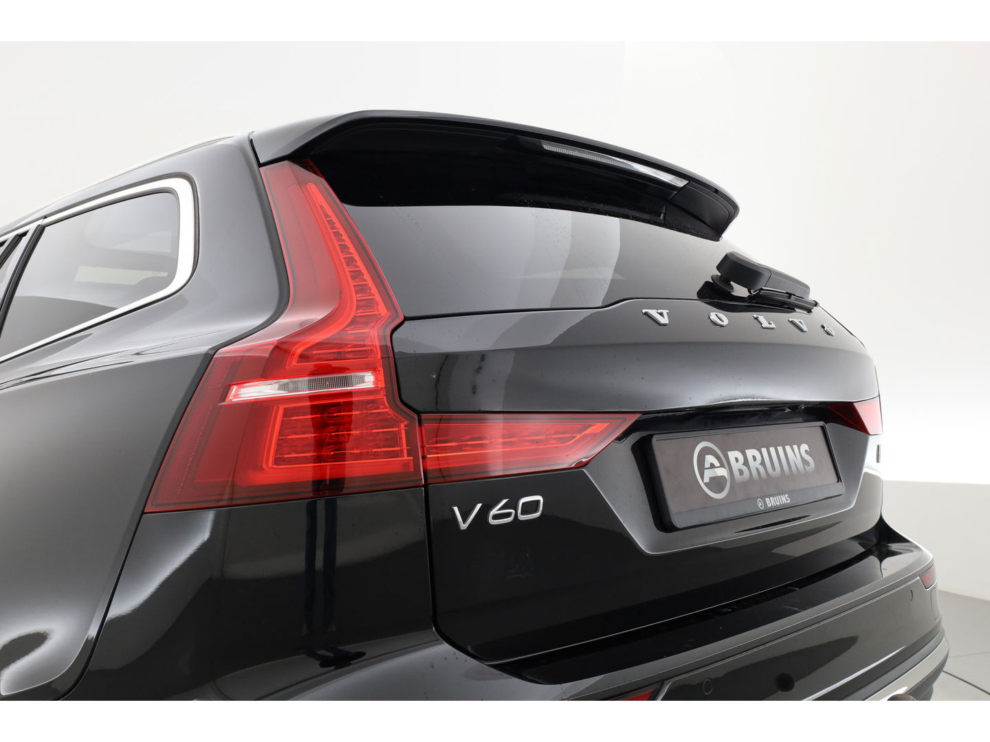 Volvo V60 2.0 T6 Plug-in hybrid AWD Plus Bright | Long Range | Pano-dak | Trekhaak | Sport stoelen | H&K Audio | 360 cam | AcC