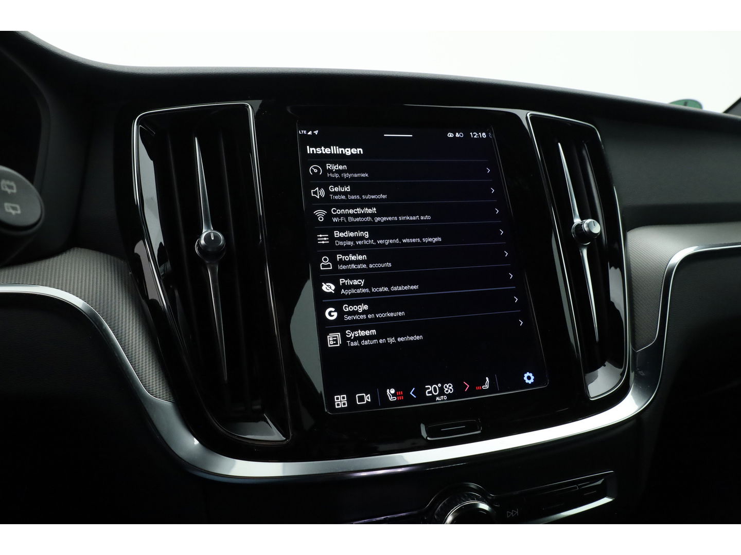 Volvo V60 2.0 T6 Plug-in hybrid AWD Plus Dark | Sportstoelen | ACC | Blis | stoel & stuur Verwarming | trekhaak | carplay |