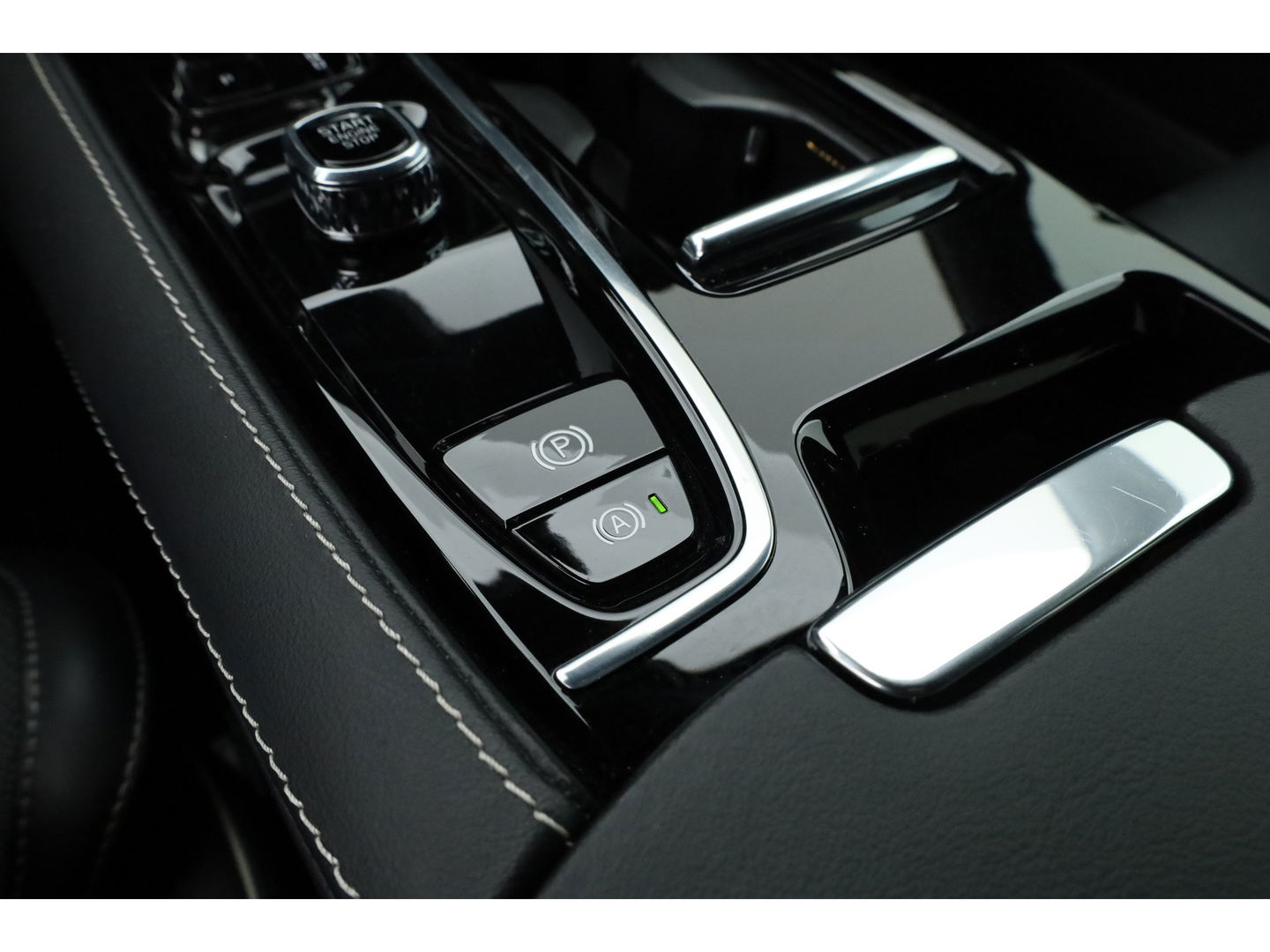 Volvo V60 2.0 T6 Plug-in hybrid AWD Plus Dark | Sportstoelen | ACC | Blis | stoel & stuur Verwarming | trekhaak | carplay |