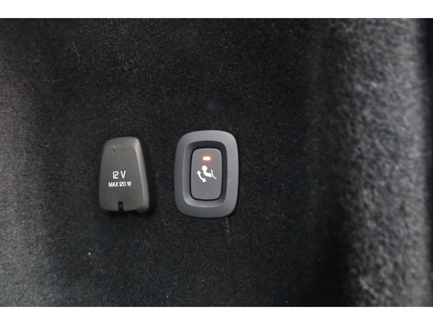 Volvo V60 2.0 T6 Plug-in hybrid AWD Plus Dark | Sportstoelen | ACC | Blis | stoel & stuur Verwarming | trekhaak | carplay |