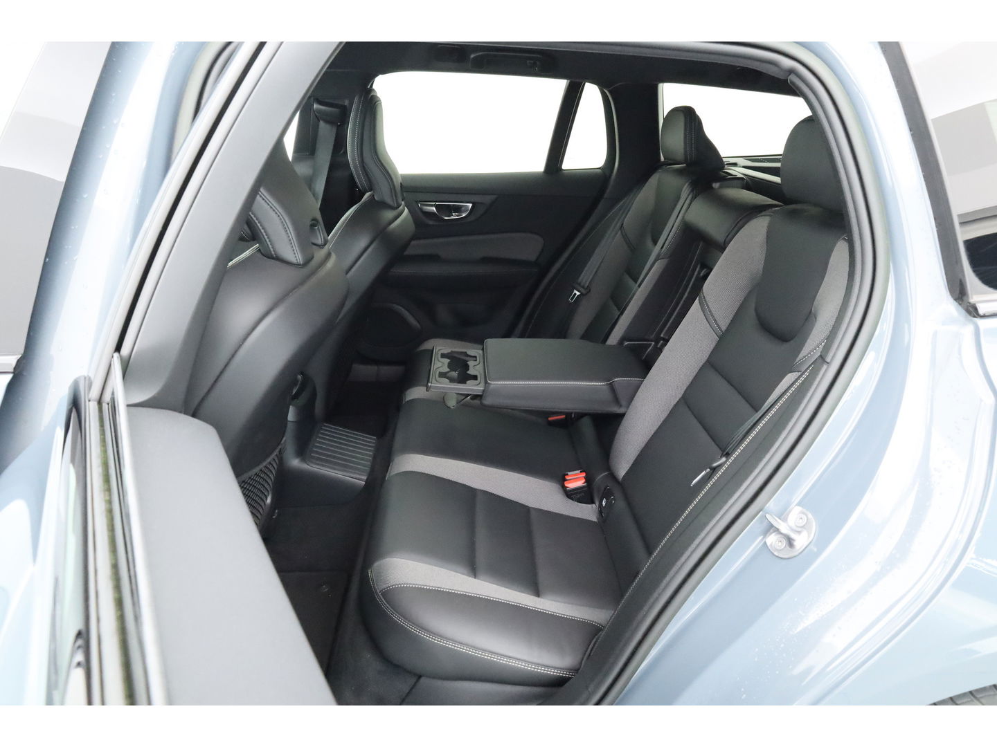 Volvo V60 2.0 T6 Plug-in hybrid AWD Plus Dark | Sportstoelen | ACC | Blis | stoel & stuur Verwarming | trekhaak | carplay |