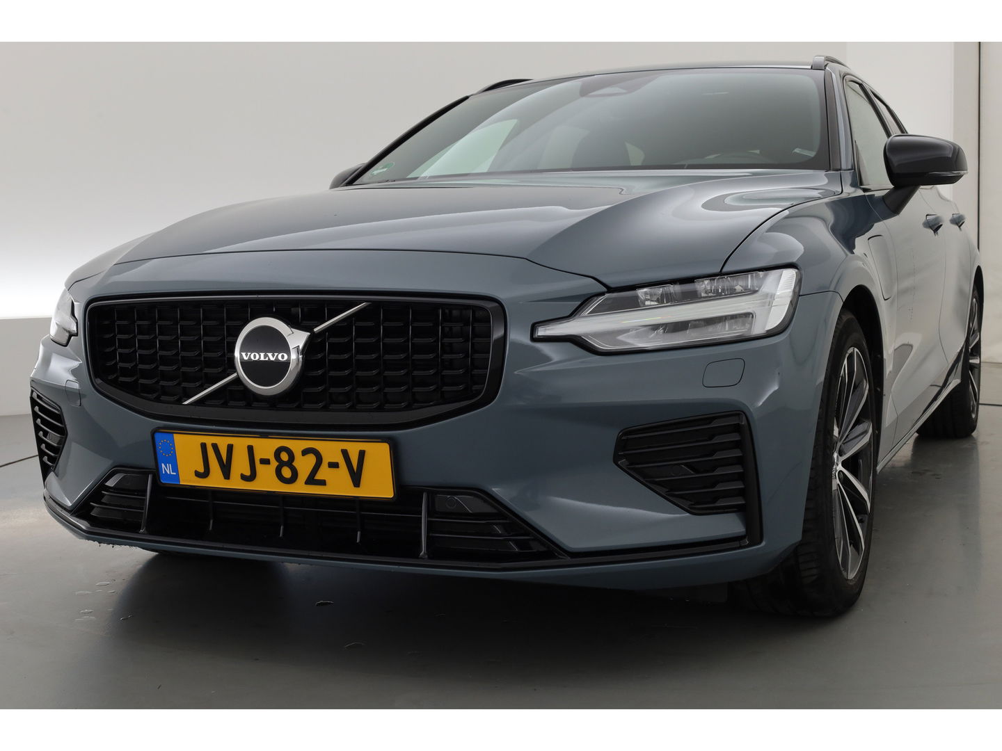 Volvo V60 2.0 T6 Plug-in hybrid AWD Plus Dark | Sportstoelen | ACC | Blis | stoel & stuur Verwarming | trekhaak | carplay |