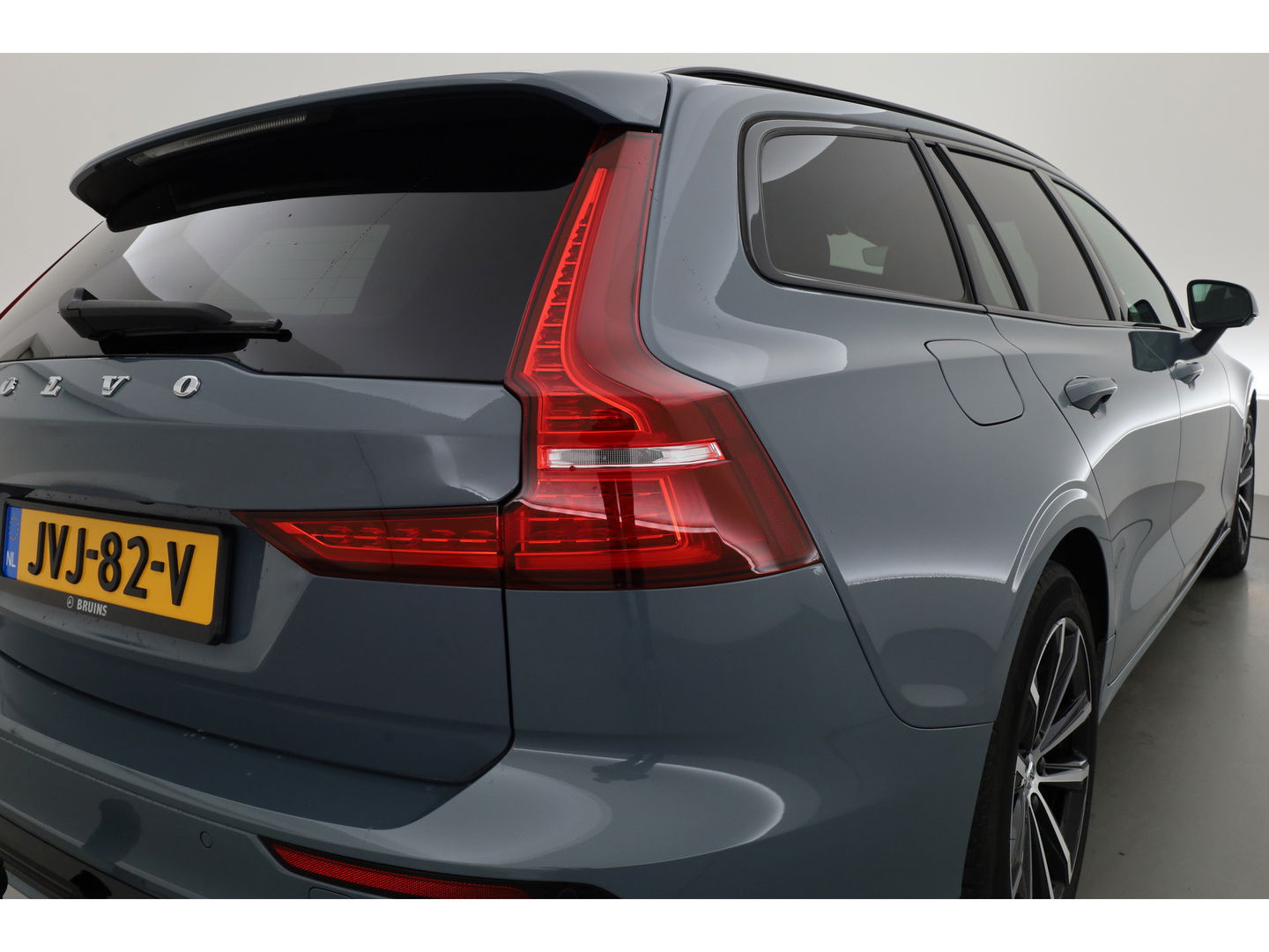 Volvo V60 2.0 T6 Plug-in hybrid AWD Plus Dark | Sportstoelen | ACC | Blis | stoel & stuur Verwarming | trekhaak | carplay |