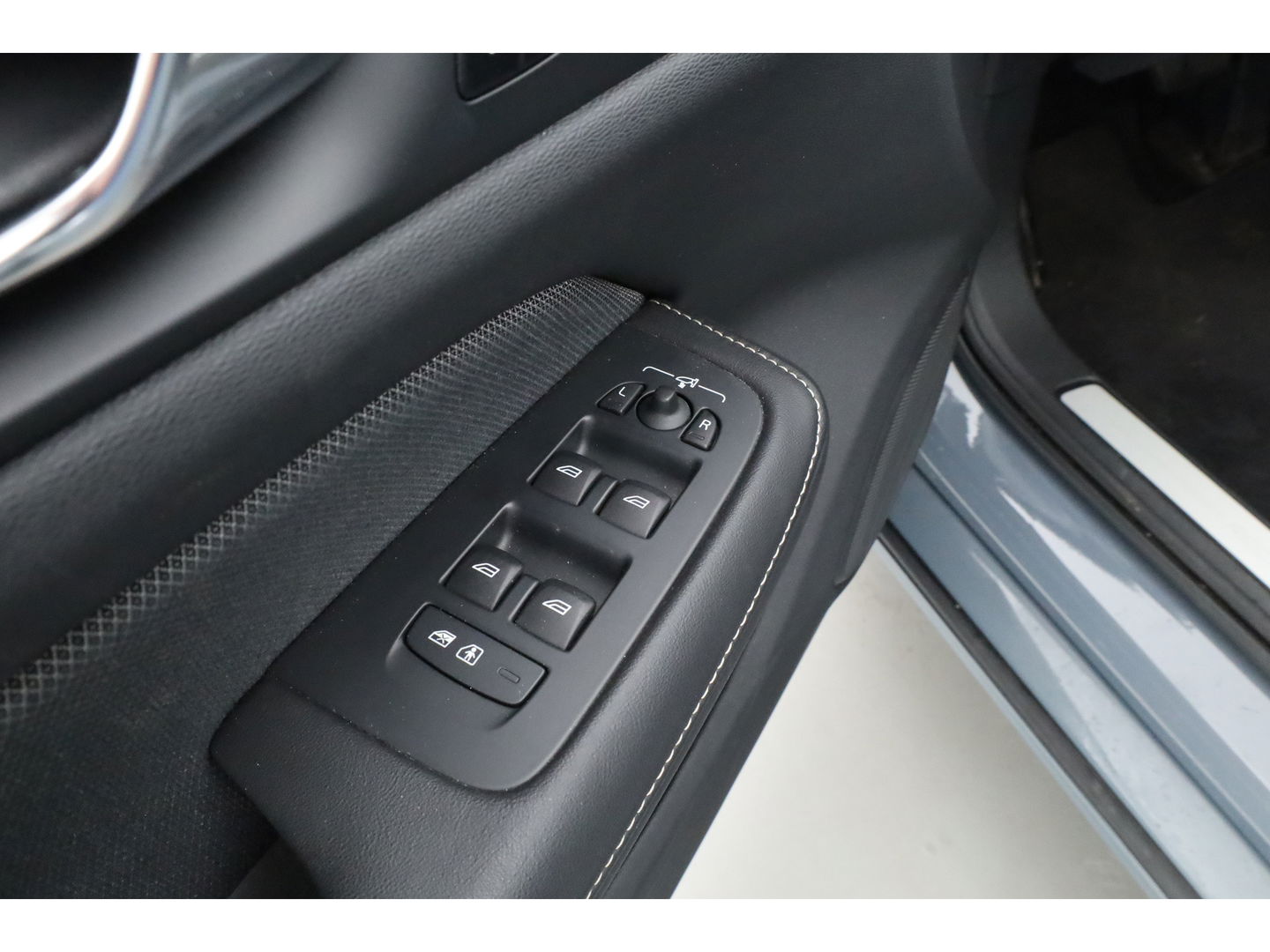 Volvo V60 2.0 T6 Plug-in hybrid AWD Plus Dark | Sportstoelen | ACC | Blis | stoel & stuur Verwarming | trekhaak | carplay |