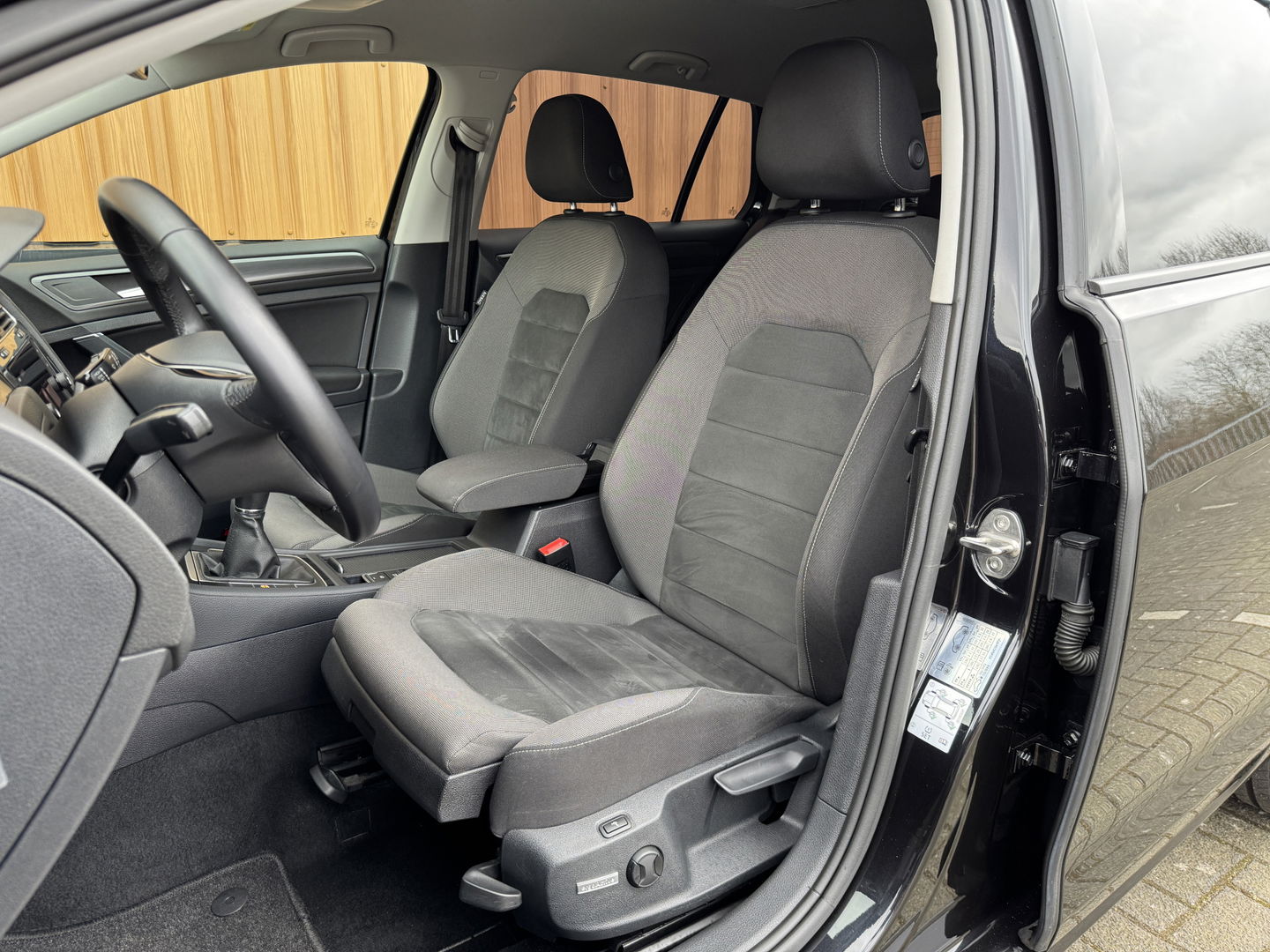 Volkswagen Golf 1.0 TSI Comfortline Business | Apple Carplay | Android Auto | Navigatie | Stoelverwarming | Massage Stoel | Adaptieve Cruise Control | DAB | Isofix | Front Assist |