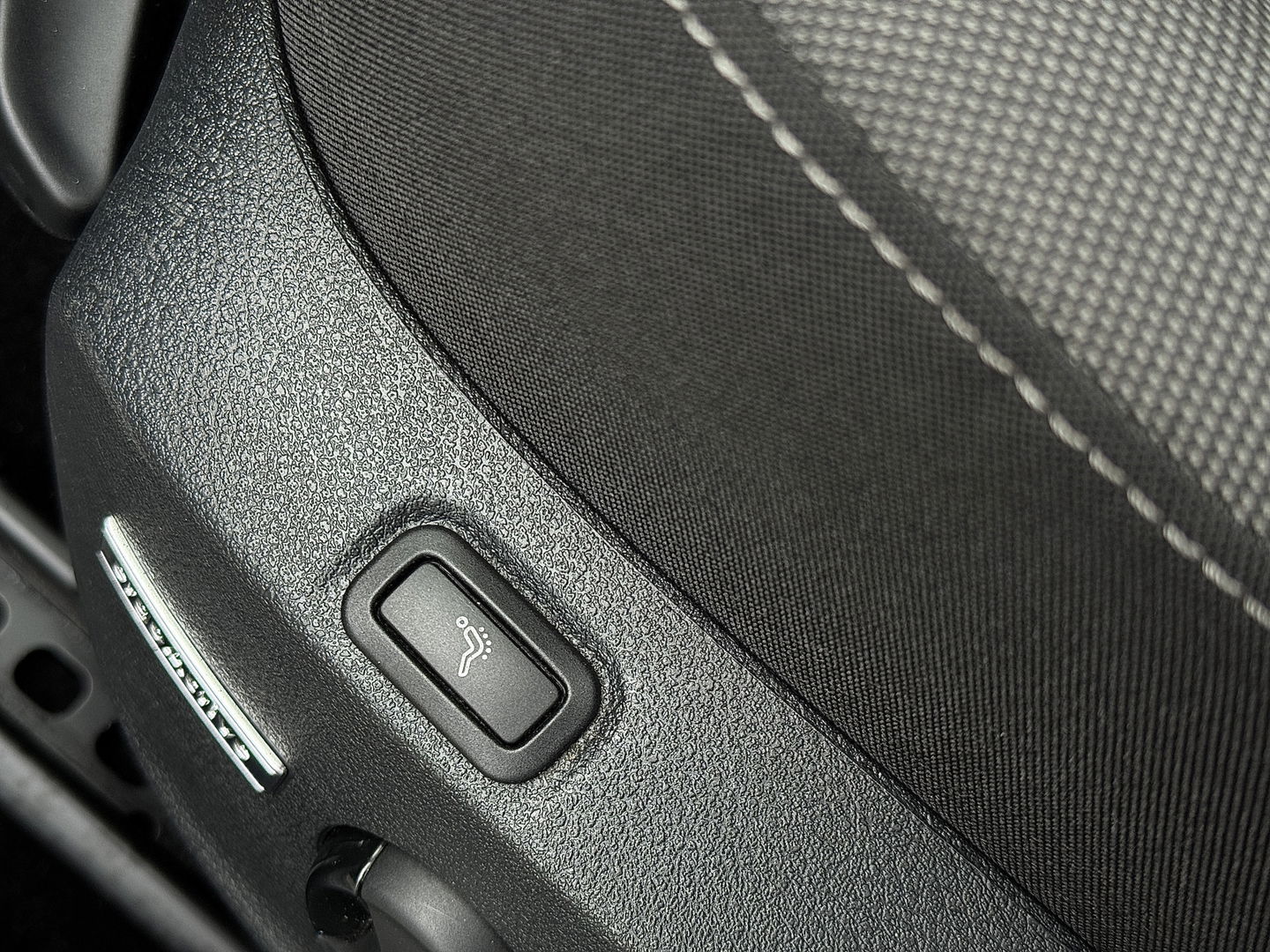 Volkswagen Golf 1.0 TSI Comfortline Business | Apple Carplay | Android Auto | Navigatie | Stoelverwarming | Massage Stoel | Adaptieve Cruise Control | DAB | Isofix | Front Assist |