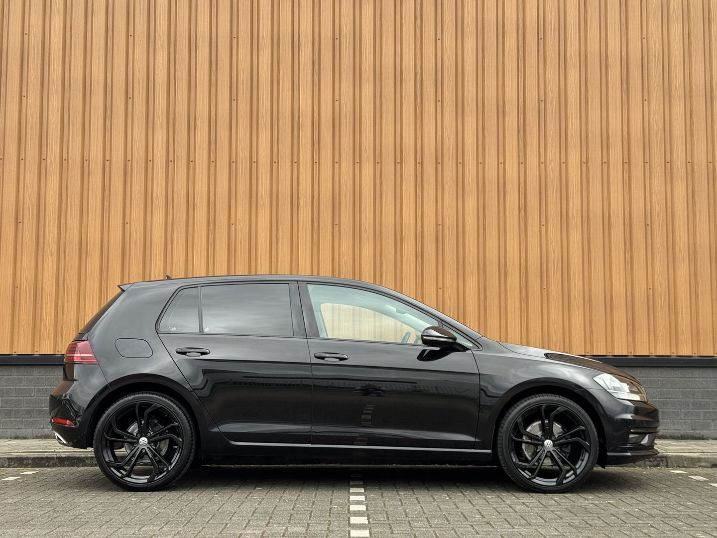 Volkswagen Golf 1.0 TSI Comfortline Business | Apple Carplay | Android Auto | Navigatie | Stoelverwarming | Massage Stoel | Adaptieve Cruise Control | DAB | Isofix | Front Assist |