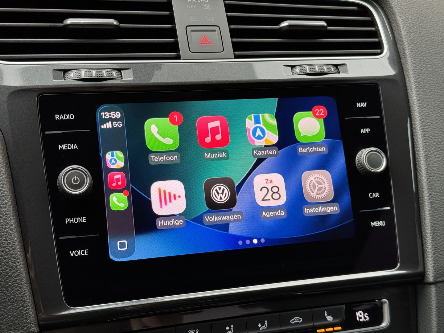 Volkswagen Golf 1.0 TSI Comfortline Business | Apple Carplay | Android Auto | Navigatie | Stoelverwarming | Massage Stoel | Adaptieve Cruise Control | DAB | Isofix | Front Assist |