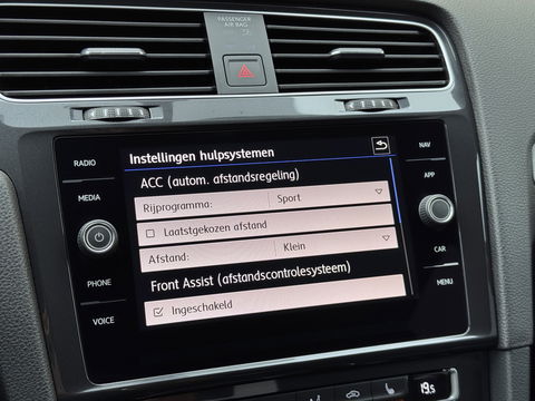 Volkswagen Golf 1.0 TSI Comfortline Business | Apple Carplay | Android Auto | Navigatie | Stoelverwarming | Massage Stoel | Adaptieve Cruise Control | DAB | Isofix | Front Assist |