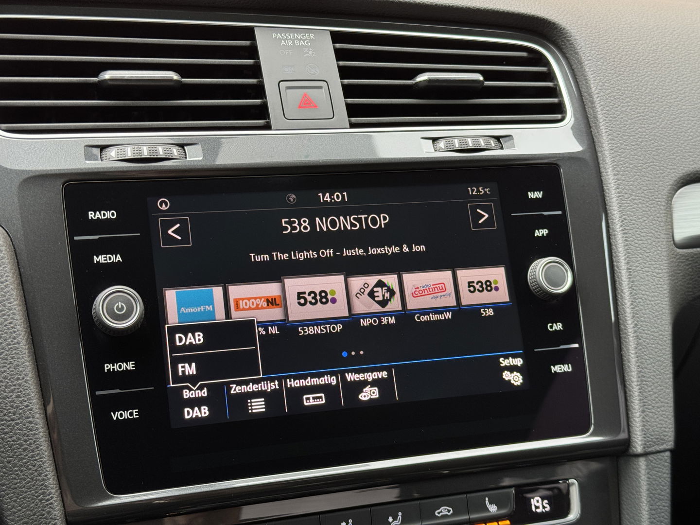 Volkswagen Golf 1.0 TSI Comfortline Business | Apple Carplay | Android Auto | Navigatie | Stoelverwarming | Massage Stoel | Adaptieve Cruise Control | DAB | Isofix | Front Assist |