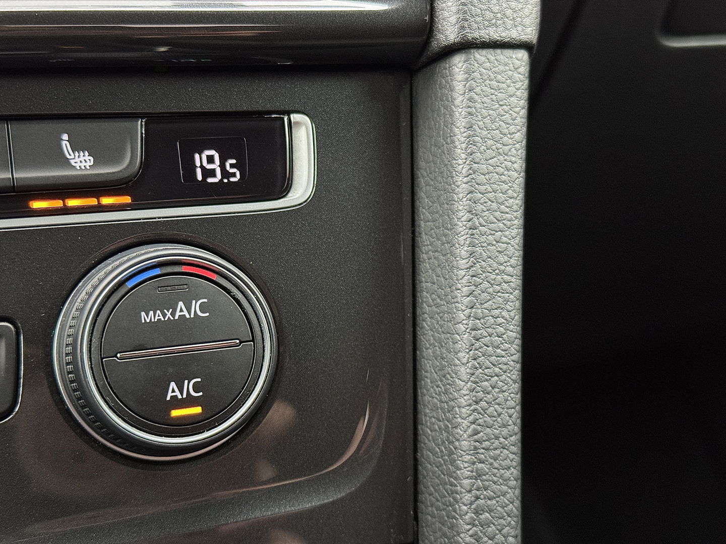 Volkswagen Golf 1.0 TSI Comfortline Business | Apple Carplay | Android Auto | Navigatie | Stoelverwarming | Massage Stoel | Adaptieve Cruise Control | DAB | Isofix | Front Assist |